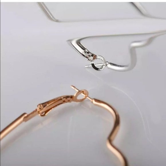 **Beautiful new heart gold dangle style earrings - Picture 4 of 4